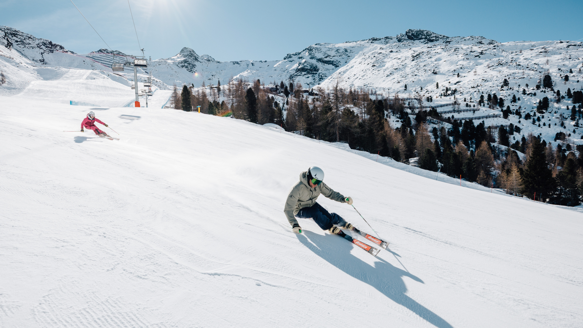 Skifahrer auf den sonnigen Pisten in Pfelders