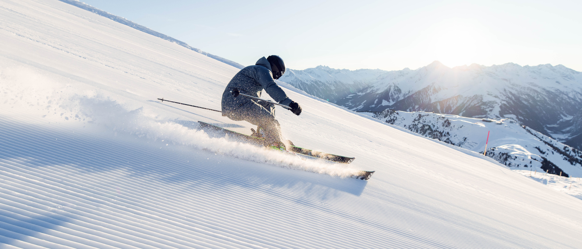 Skifahrer auf frisch präparierter Piste am Finkenberg