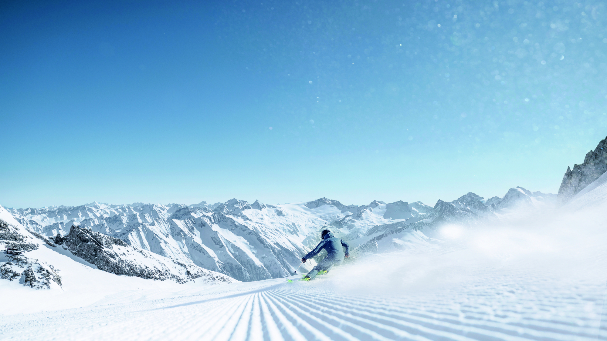 Skifahrer auf frisch präparierter Piste im Zillertal