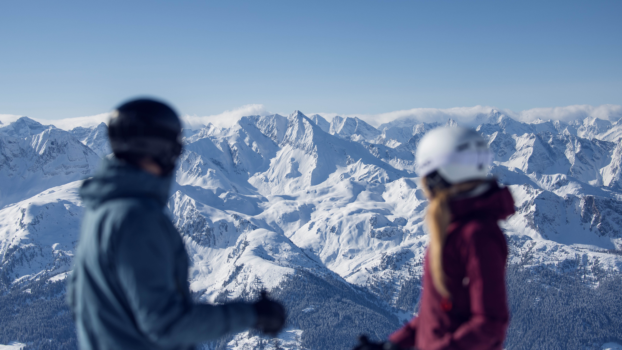 Schneebedeckte Alpen mit Skifahrern