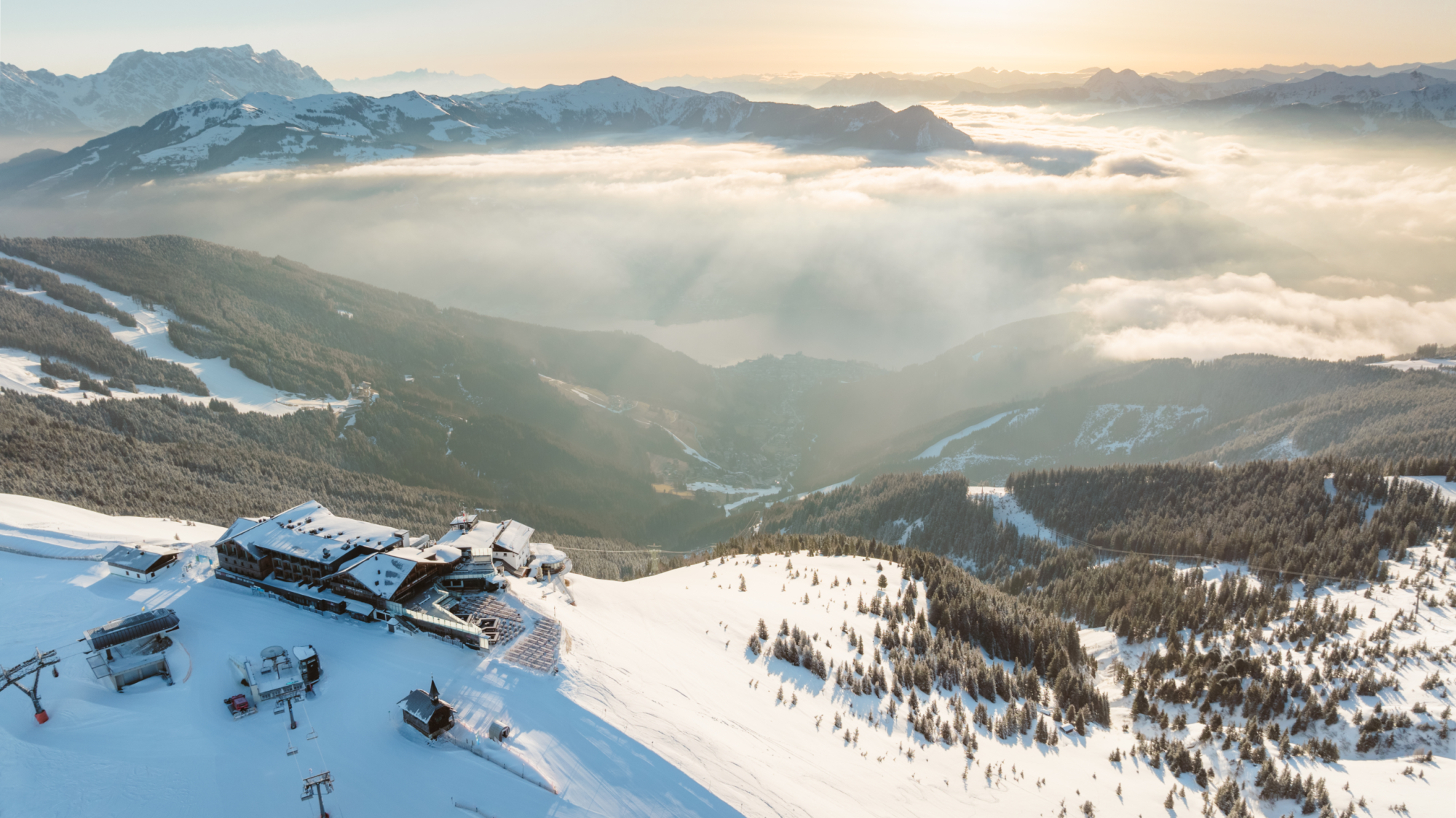 Der Panorama- und Familienberg Schmittenhöhe von oben: Wo heute breite Pisten talwärts führen, nahm 1927 die erste Seilbahn Salzburgs ihren Betrieb auf – 2027 wird sie 100 Jahre alt.