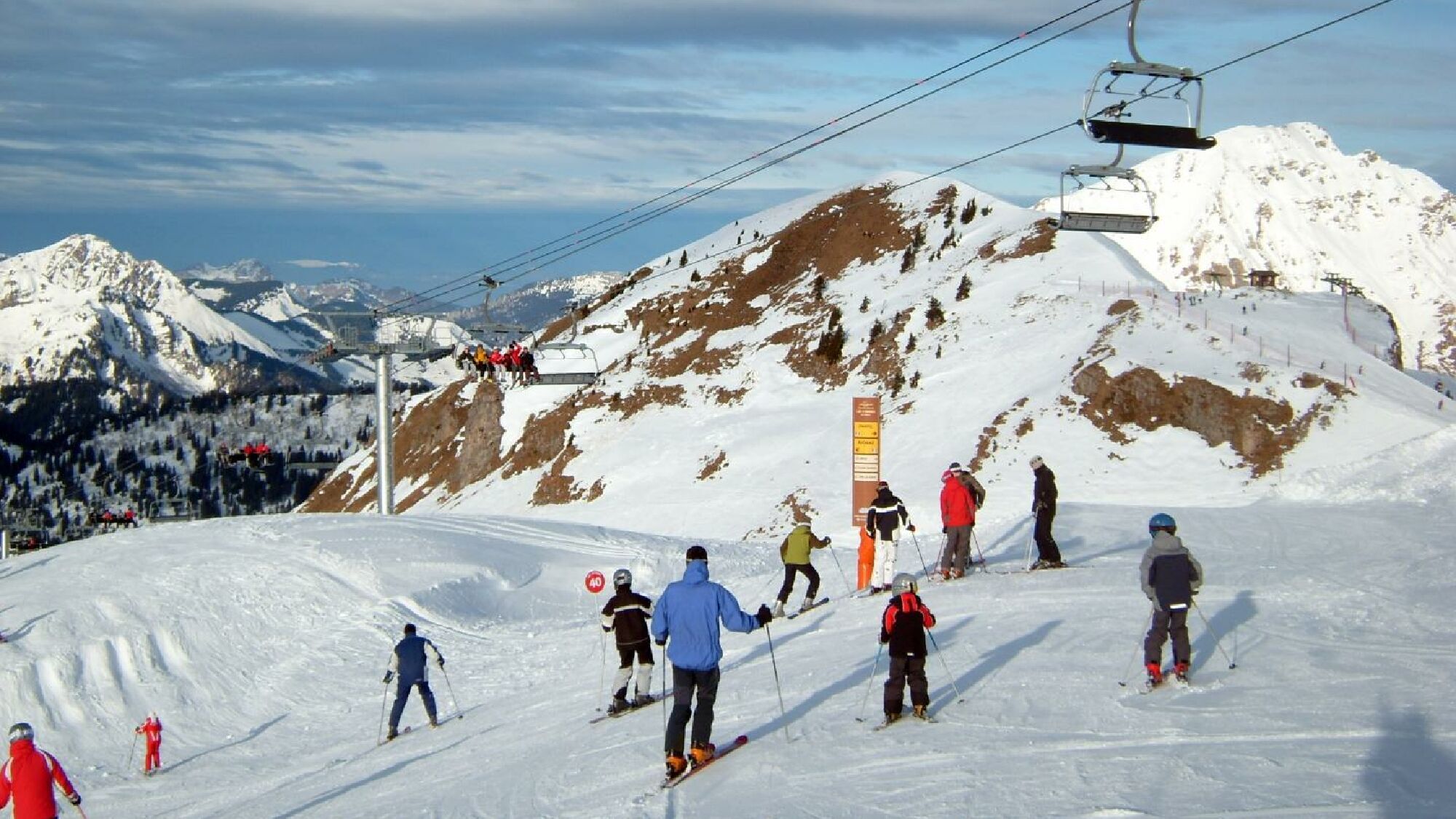 Bei der Planung der Ski-Klassenfahrt gilt es, ein geeignetes Skigebiet zu finden