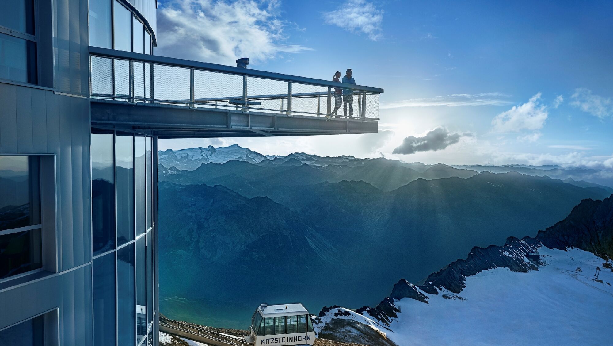 In der Gipfelstation des Kitzsteinhorns auf 3.029 Metern liegt die Aussichtsplattform "Top of Salzbu