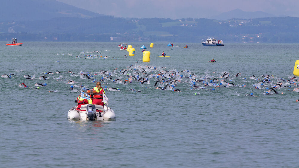 Triathleten beim Schwimmen im Chiemsee