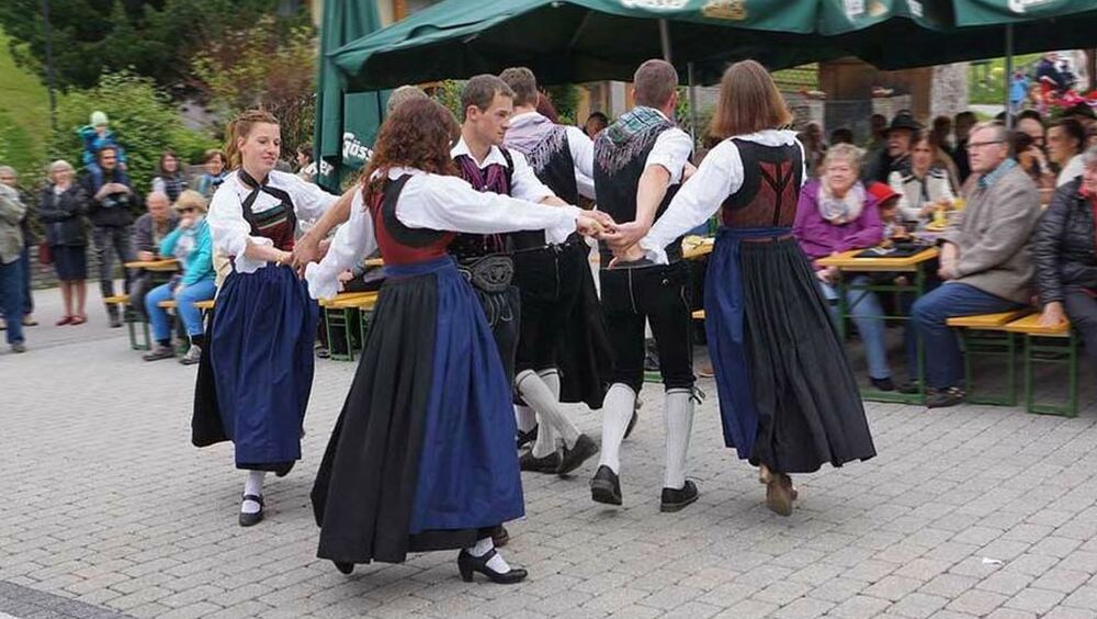 Tanzgruppen beim Almrosenfest