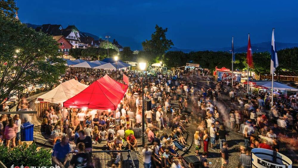 Musikalische Unterhaltung auf den Festplätzen beim Zuger Seefest