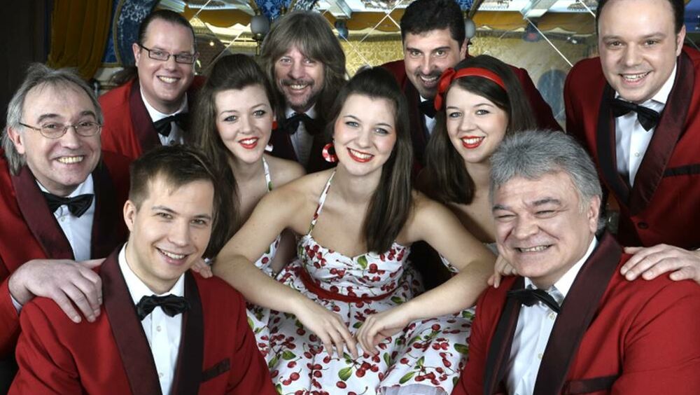 Die zehn Musiker der Band Red Jackets