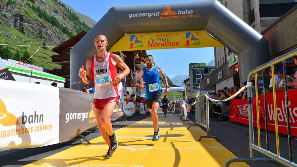Läufer an der Halbmarathonmarkierung