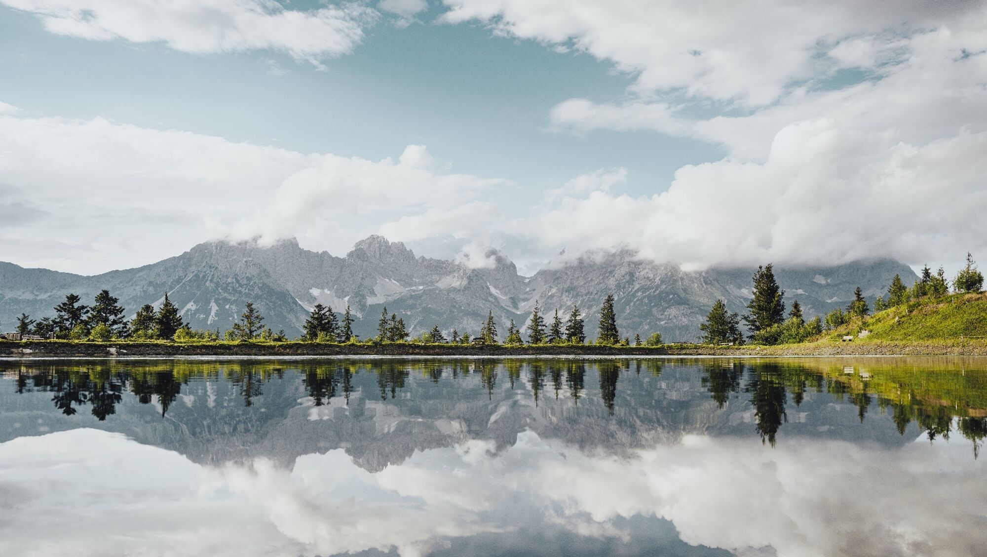 Ganz großes Kino – eines der beliebtesten Fotomotive der Tiroler Region ist der Astbergsee, in dem s