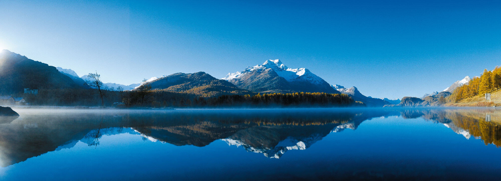 Blick auf einen Badesee in der Schweiz