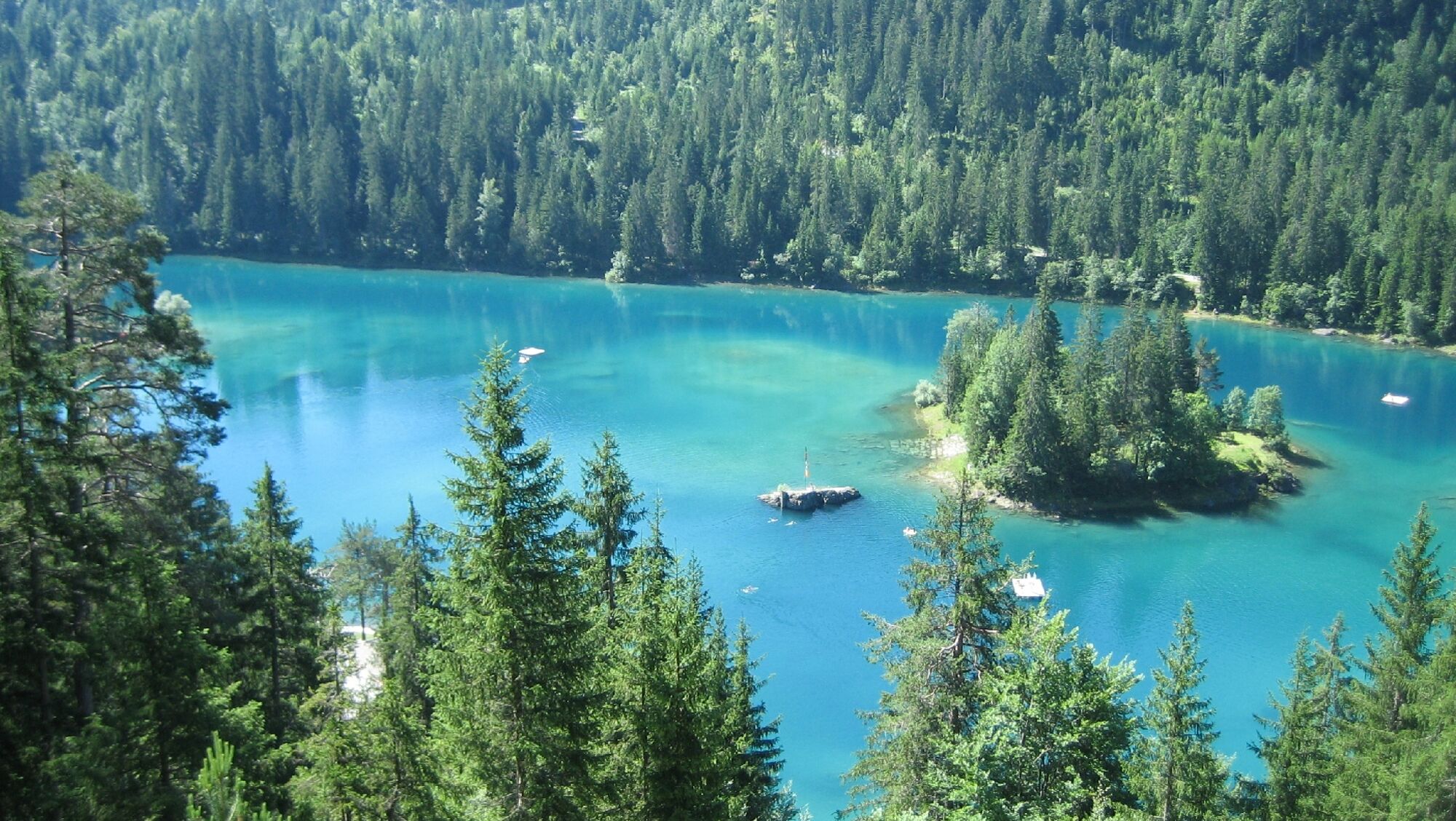 Von Wald umgeben: der türkisgrüne Caumasee