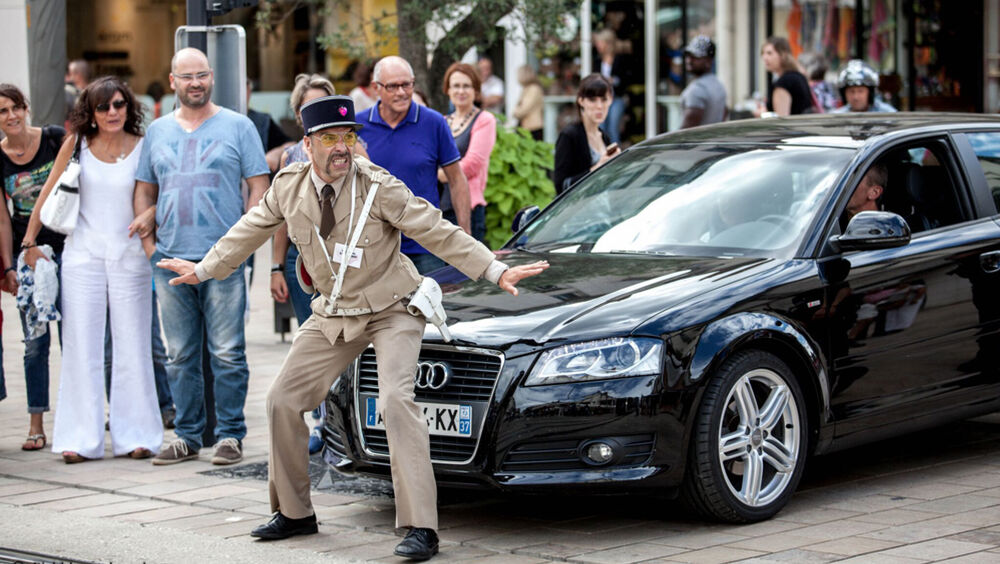 Künstler Le Muscle als französischer Polizist