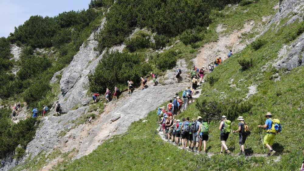 Wanderer beim Stoabergmarsch im Pillerseetal