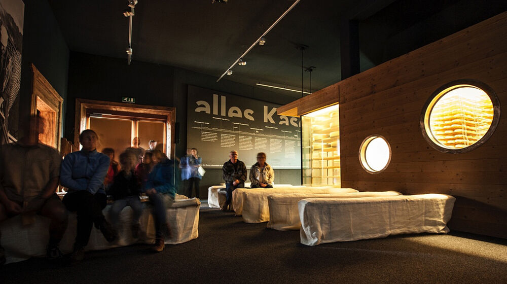 Besucher im Schauraum