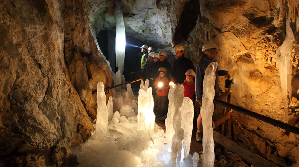 Besucher in der Eishöhle