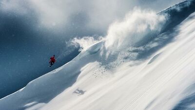 Snowboarder beim Freeride: Ein Foto von Silvano Zeiter 