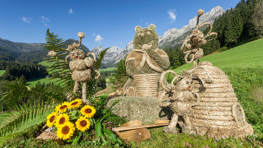 Bär und Bienen aus Heu