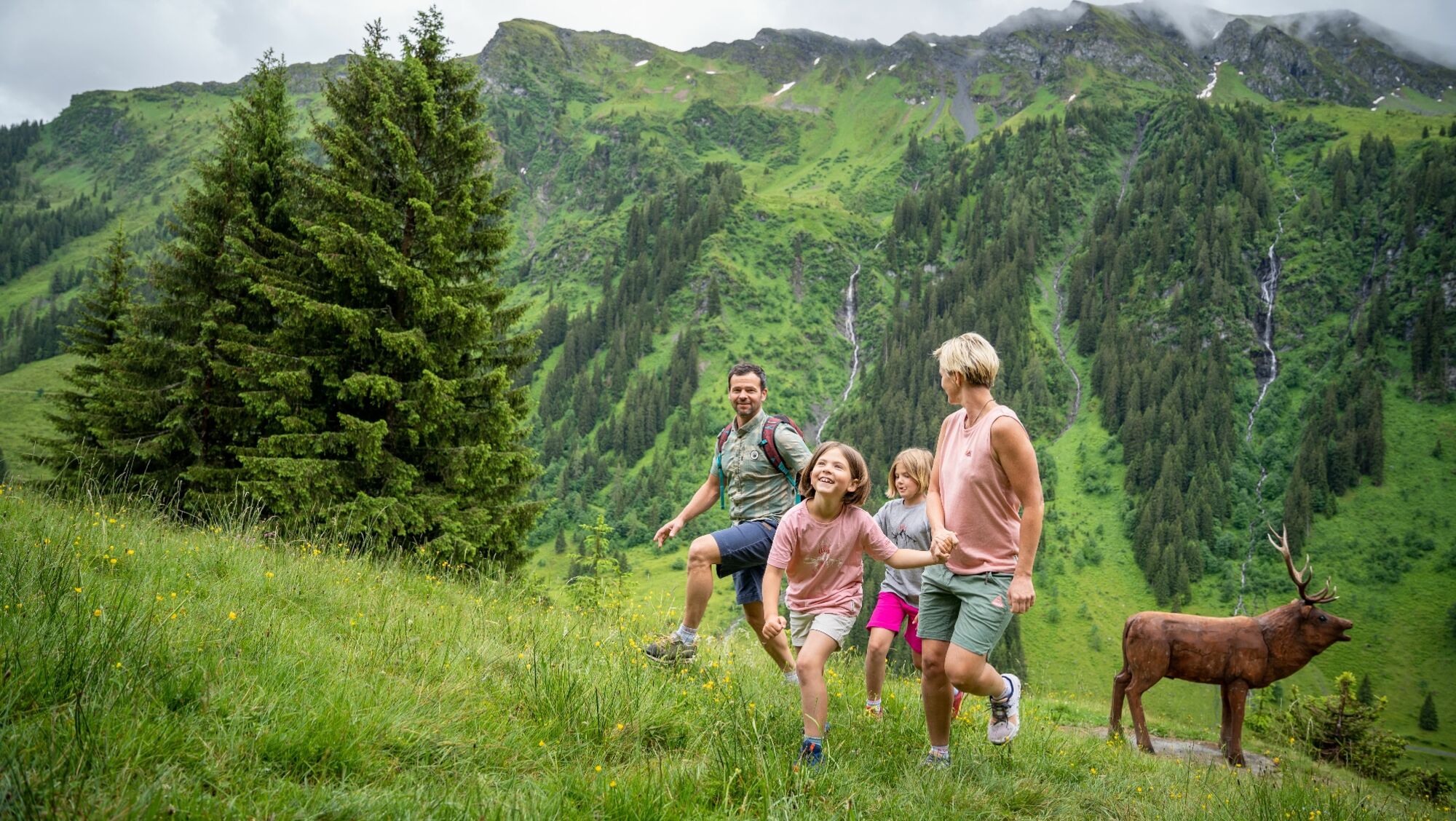 Familie auf dem Wildlife Trail in Saalbach Hinterglemm