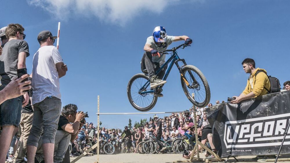 Upforce Bunny Hop beim Dirt Masters Festival