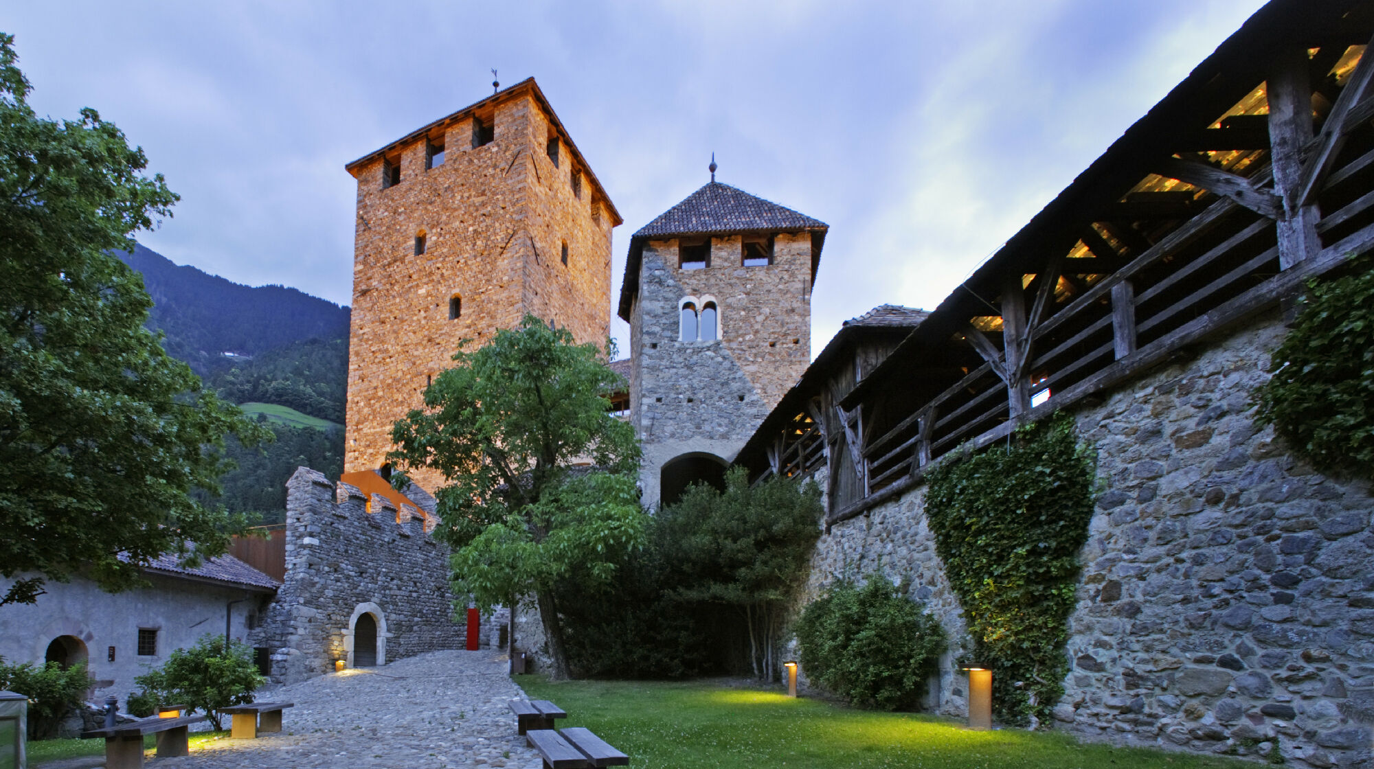 Schloss Tirol in der Abenddämmerung