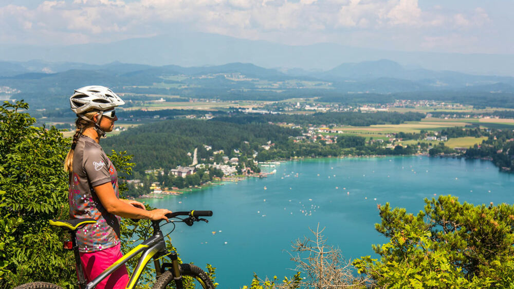 Bikerin oberhalb des Klopeiner Sees