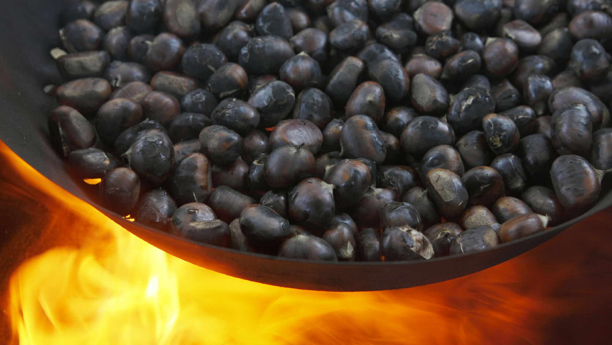 Die Kastanien werden über dem Feuer geröstet