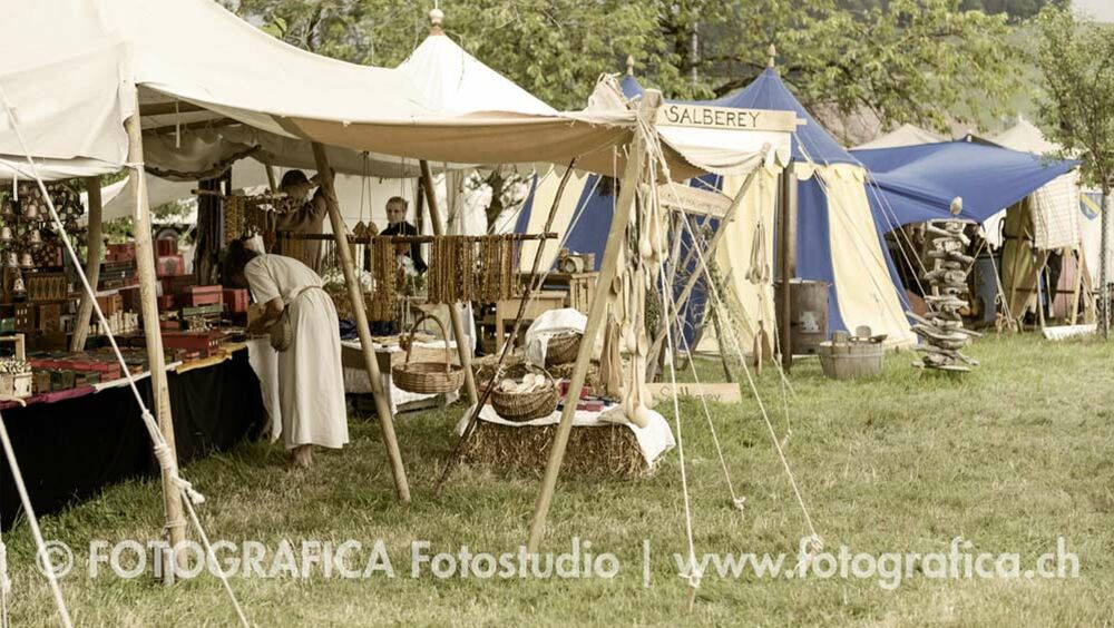 Historischer Handwerkermarkt mit Marktständen