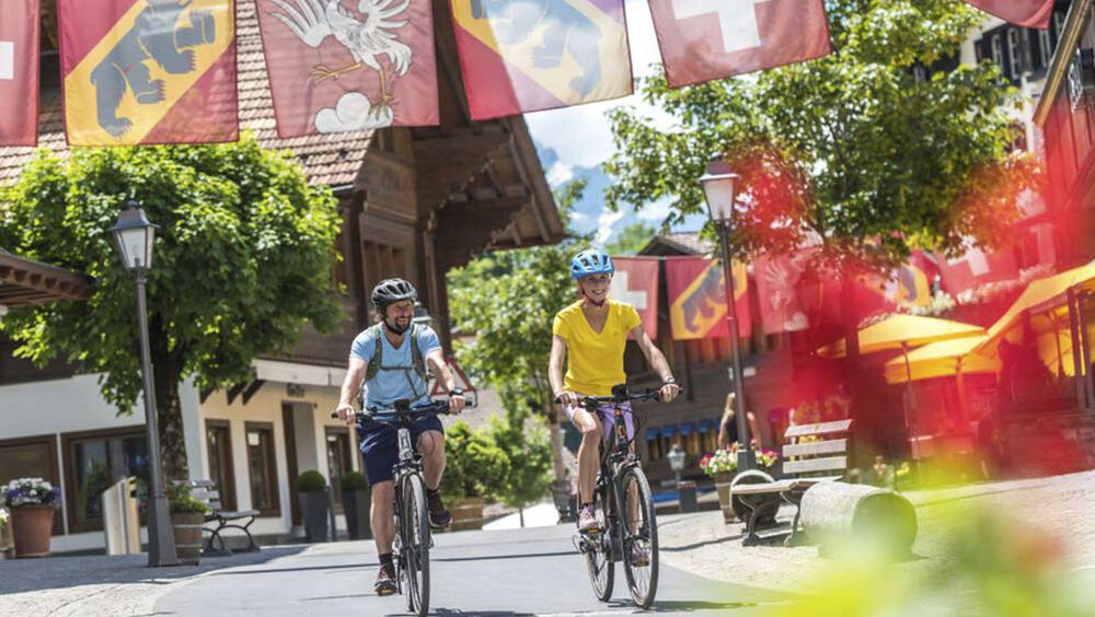 Zwei E-Mountainbiker in Gstaad Saanenland