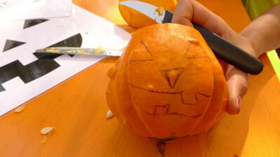 Kürbisschnitzerei macht großen und kleinen Besuchern Spaß