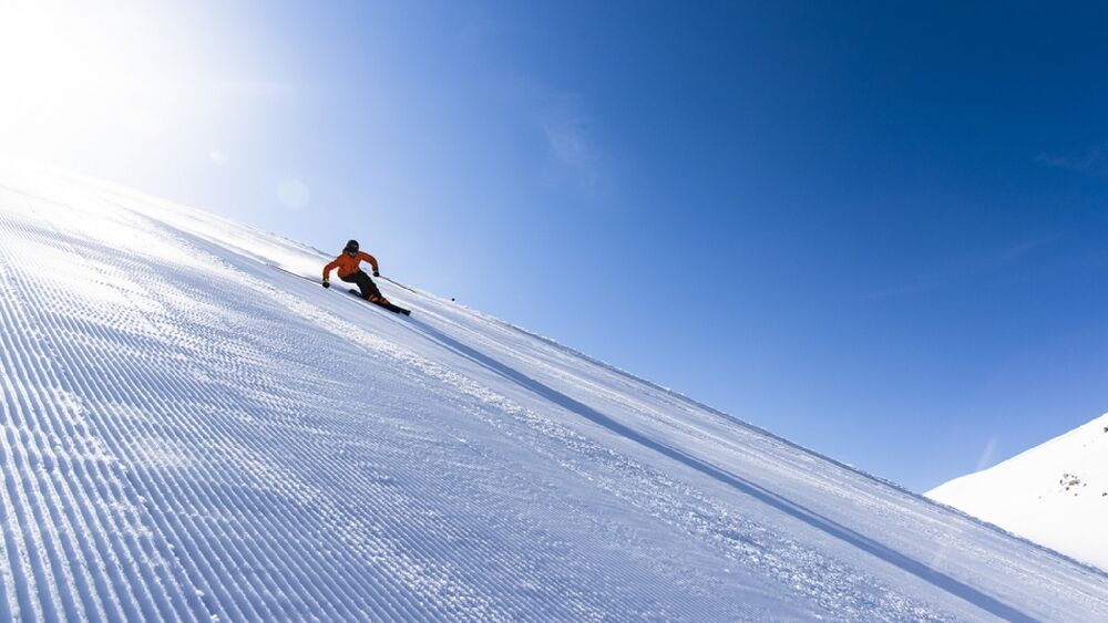 Ein Skifahrer auf der Piste