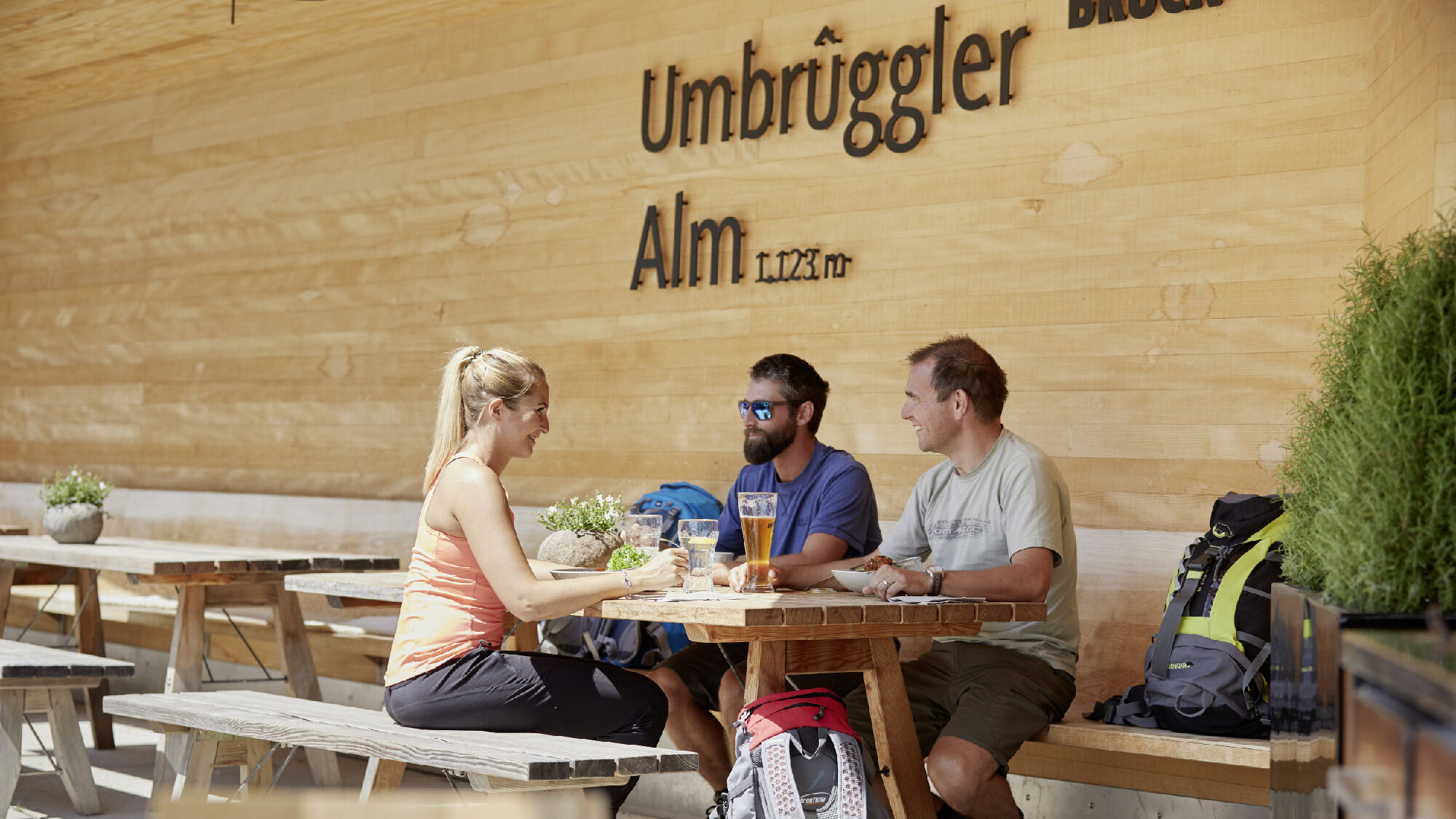 Drei Wanderer bei der Brotzeit