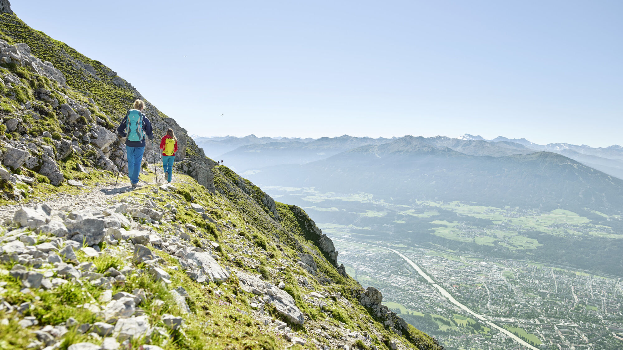 Zwei Wanderer in der Innsbrucker Berglandschaft
