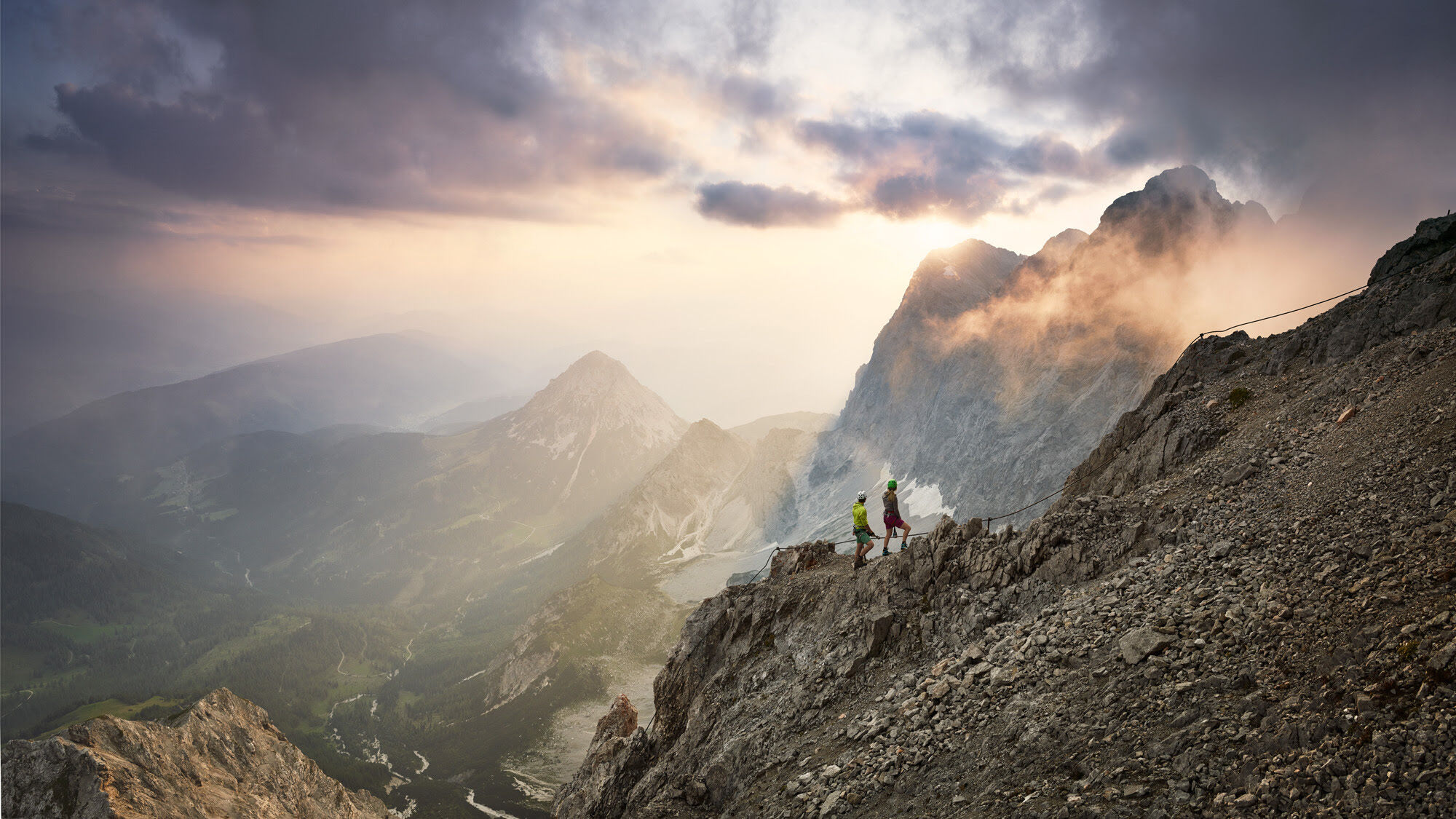 Zwei Wanderer in der Bergwelt von Schladming-Dachstein