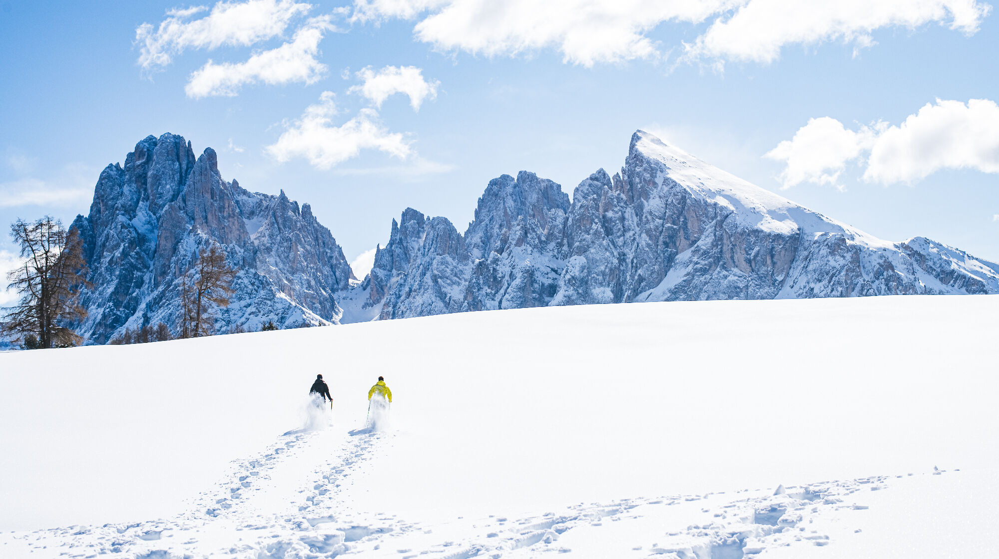 Winterwanderer vor der Kulisse der Dolomiten