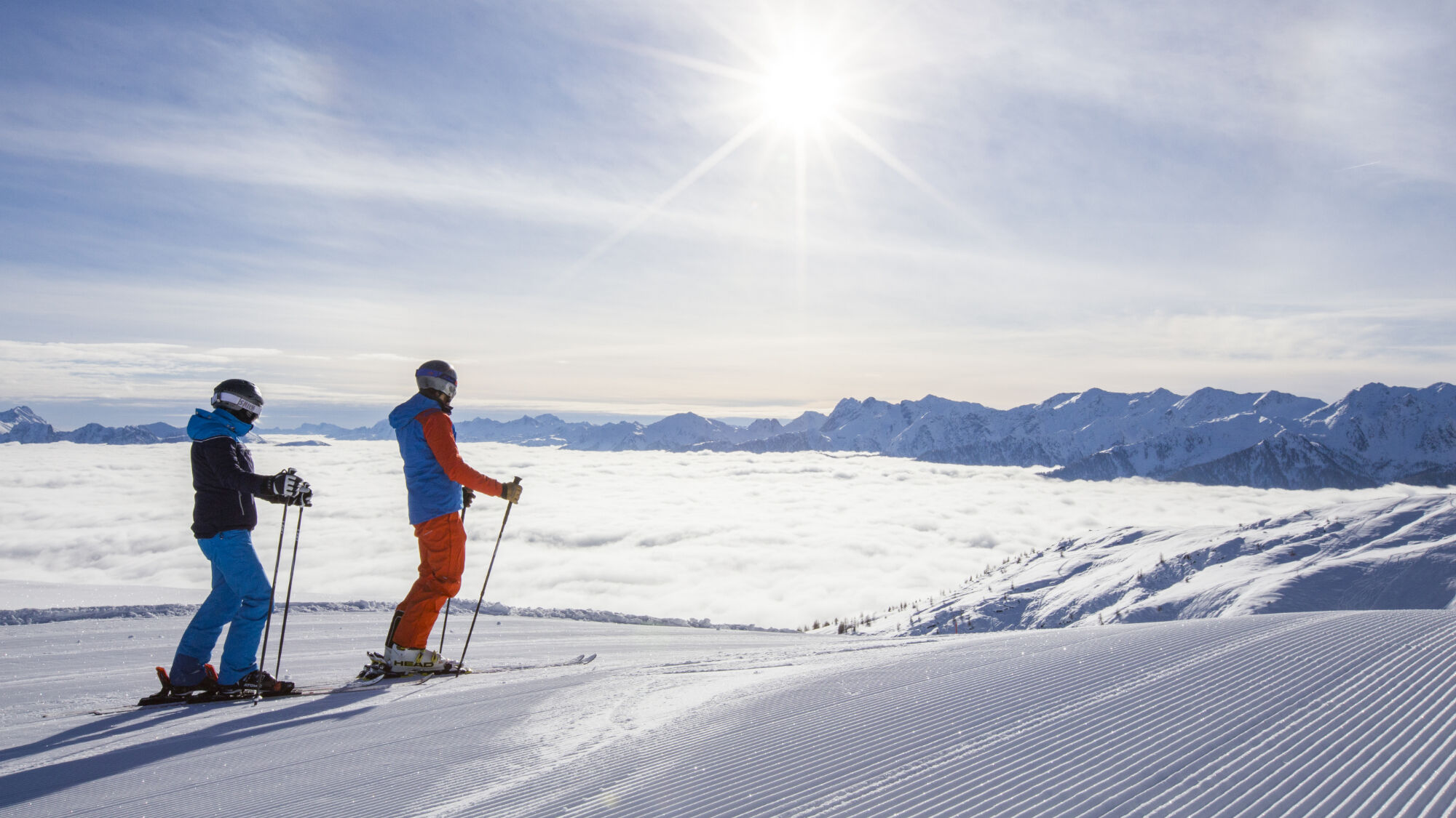 Zwei Skifahrer auf der Piste in Osttirol