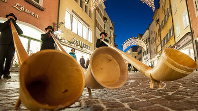 Alphornbläser auf dem Christkindlmarkt in Bruneck