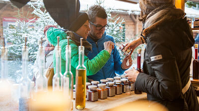 Öl und Marmelade an einem Weihnachtsmarktstand in Bruneck