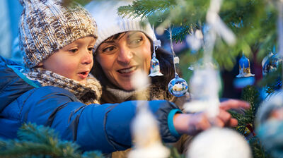 Geschmückter Weihnachtsmarkt auf dem Brunecker Christkindlmarkt