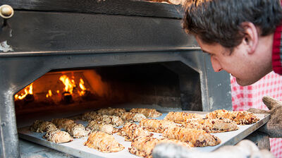 Weihnachtsmarkt in Meran mit frischem Gebäck