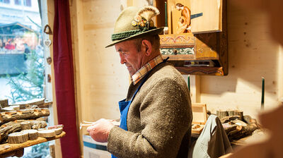 Holzarbeiten auf dem Meraner Adventsmarkt