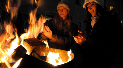 Weihnachtsmarkt in der mittelalterlichen Stadt Rattenberg