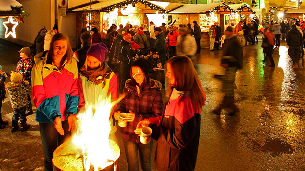 Weihnachtsmarkt-Feuerstelle in Großarltal zum Aufwärmen und Tee trinken