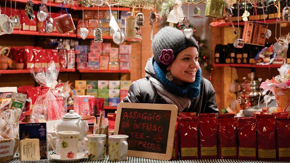 Weihnachtsmarkt-Stand mit Tee und Teekannen in Brixen