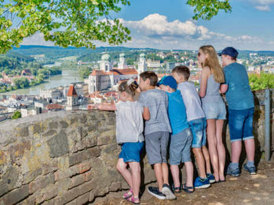 Eine Familie genießt den Panoramablick in Ostbayern