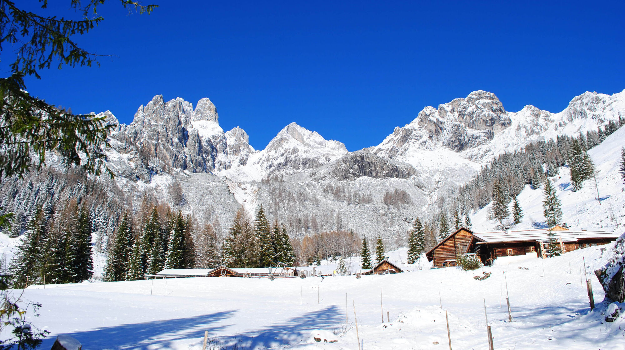 Winterliche Filzmooser Hofalmen vor der Bischofsmütze