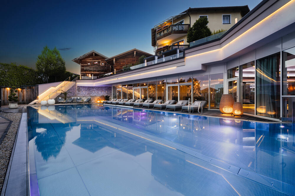 25 m langer Infinitypool mit Sprudelliegen