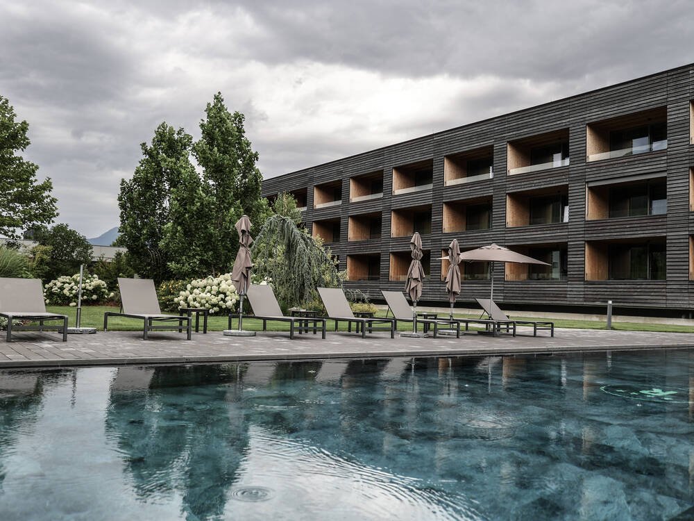 25-Meter Sportbecken im Garten