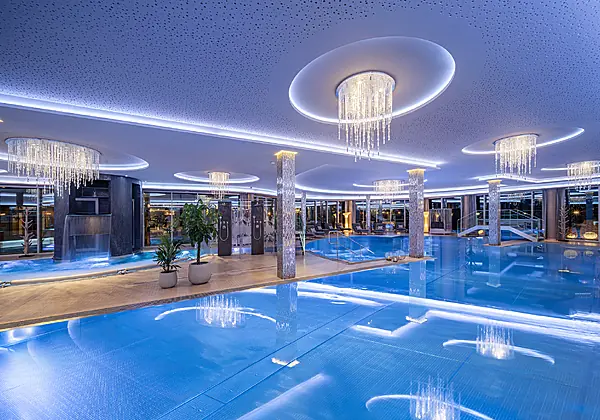 20 m Innenbecken mit Attraktionspools und Wasserfallturm