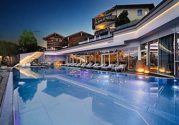 25 m langer Infinitypool mit Sprudelliegen