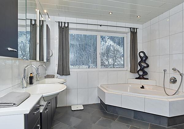 Badezimmer mit Eckbadewanne